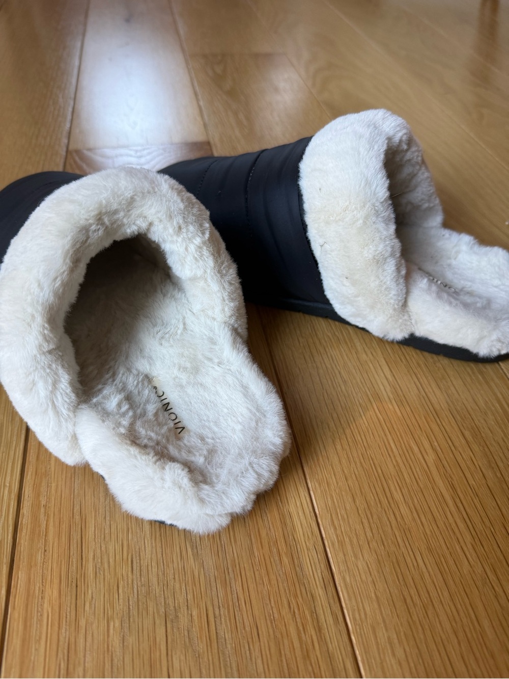 Vionic Josephine Arch Support Black Slip-On Slippers with Cream Faux-Fur W7